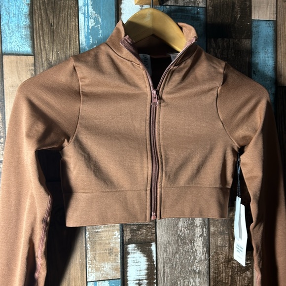 Anwnd Active small coco crop workout top with thumb holes - Picture 4 of 11